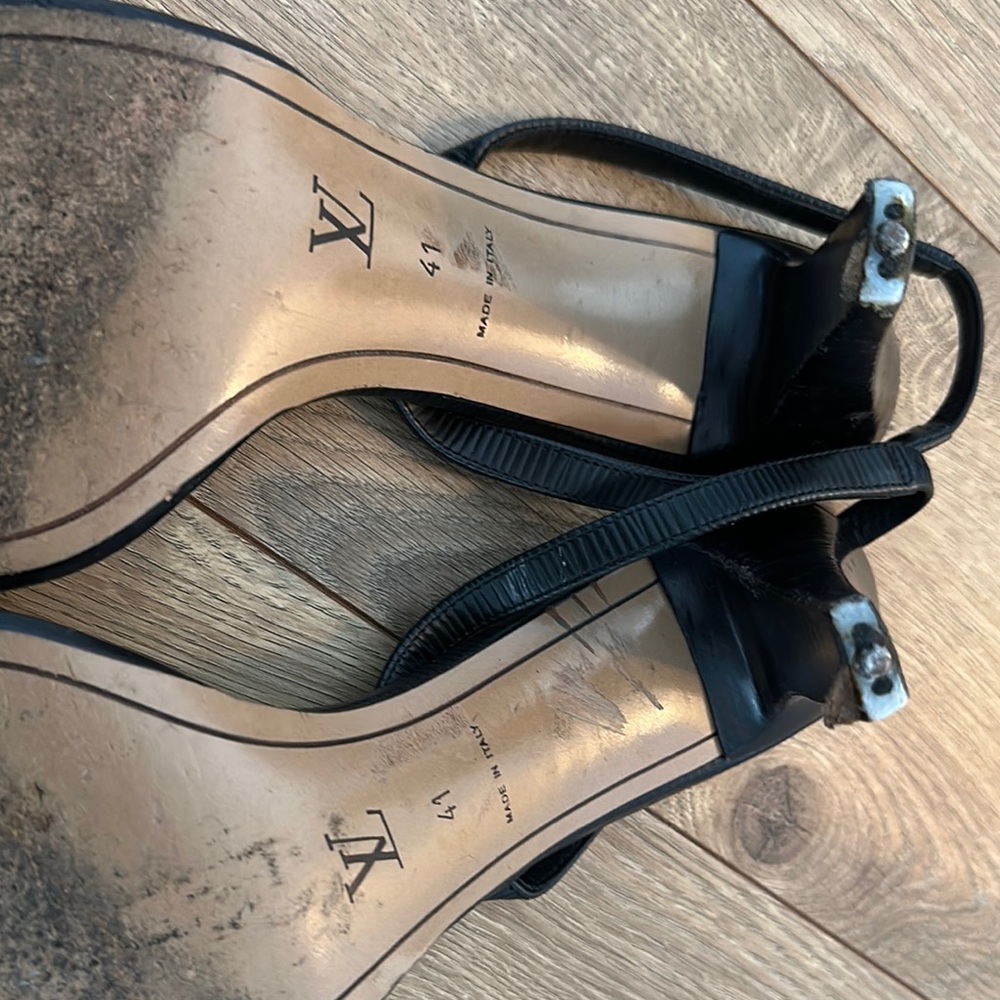 LOUIS VUITTON Black and Gold Heels with Elegant Design - Picture 11 of 13